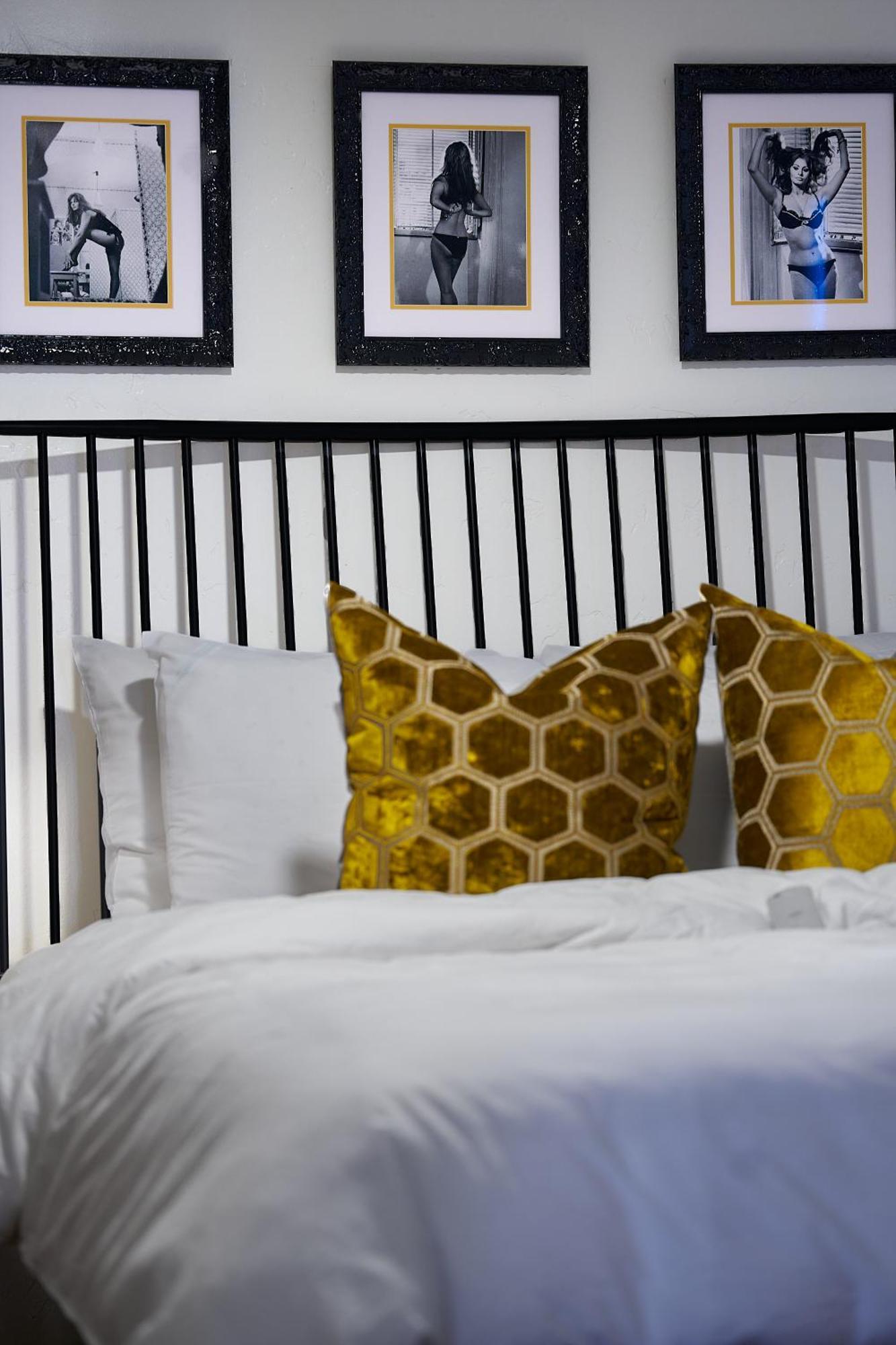 Saint Boniface Hotel Indio Room photo